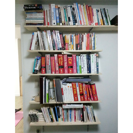 스프러스 목재를 이용한 찬넬 선반.