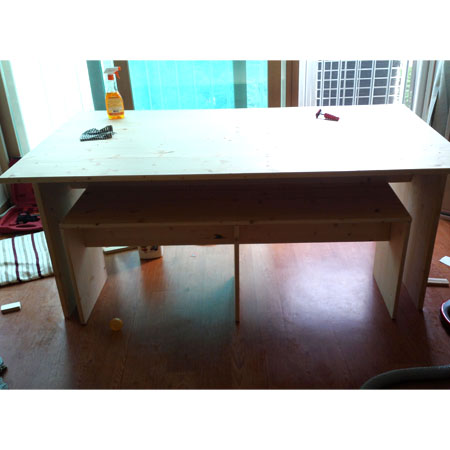 집성목으로 만든 탁자 