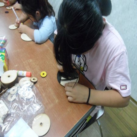 아이들과 팽이를 만들었어요.