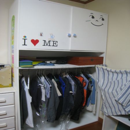 코팅목재로 만든 수납겸 옷장