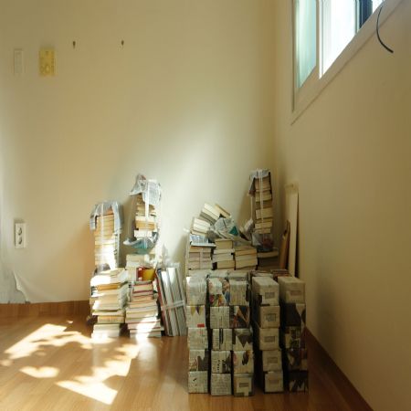 삼나무 집성목으로 만든 책장