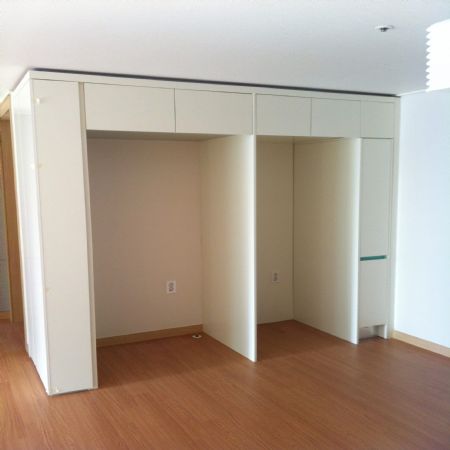 김치냉장고자리에 수납장 문설치