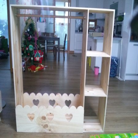 집성목(삼나무)으로 만든 아이 방 행거