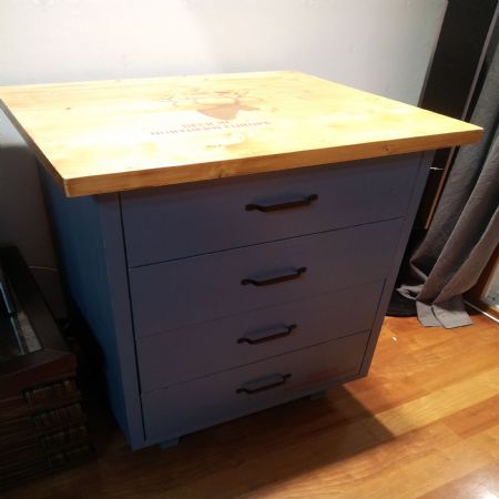 스프러스로 만든 서랍장