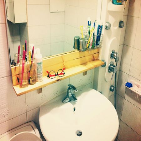 데크재로 만든 욕실선반