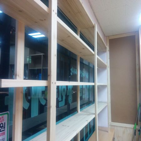 삼나무 원목으로 만든 간단한 구조의 진열장