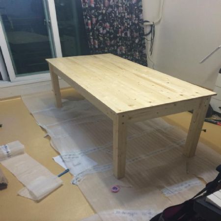 스프러스 나무 책상