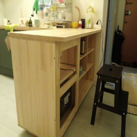 아일랜드 식탁과 냉장고 틈새 수납장