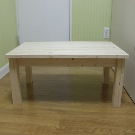 집성목으로 만든 소파테이블