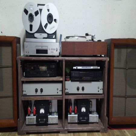 홍송으로 만든 두개의 오디오 장