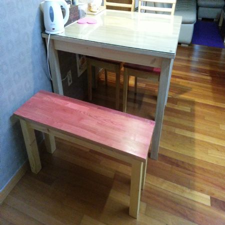 집성목으로 만든 식탁용 긴의자