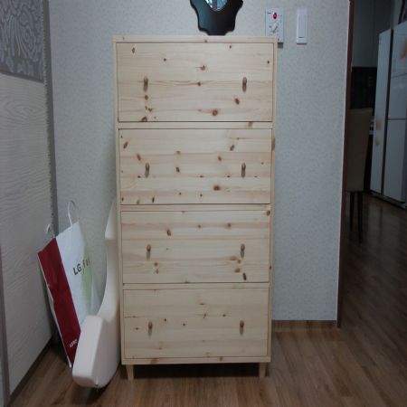 홍송 4단 서랍장과 오리나무 의자 및 테이블