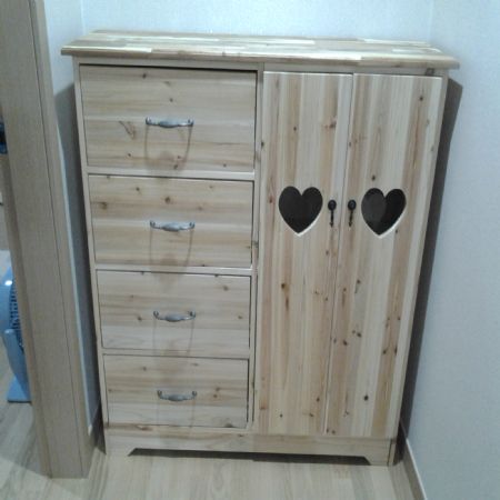 삼나무로 만든 거실수납장