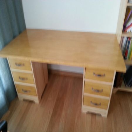 미첼3단 서랍장과 원목 상판으로 만든 책상입니다.