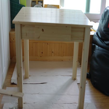 반제품으로 만든 책상