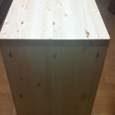 스프러스 집성목으로 만든 제니스 침대 테이블