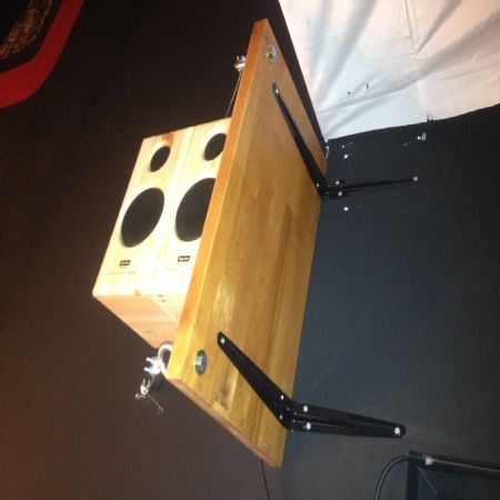 집성목으로 만든 스피커 선반