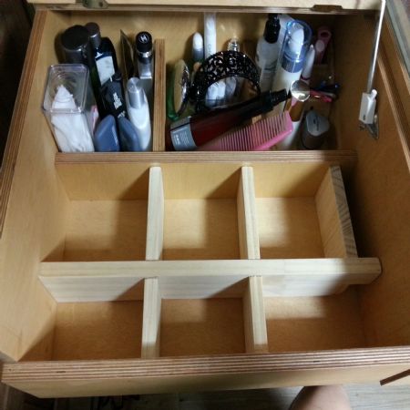 집성목으로 만든 화장대칸막이