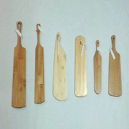 조각 목재로 만든 빵 도마