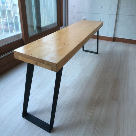 홍송으로 만든 벤치의자