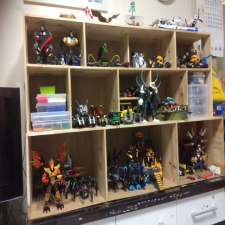 집성목으로 만든 장난감 진열장