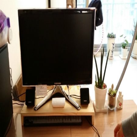 집성목으로 만든 모니터 받침