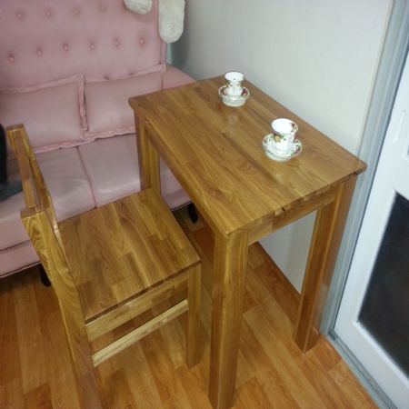 물푸레나무로 만든 탁자 및 의자 