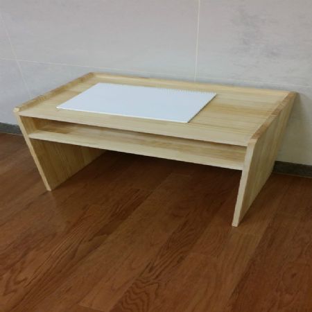 집성목으로 만든 유아책상과 부엌선반