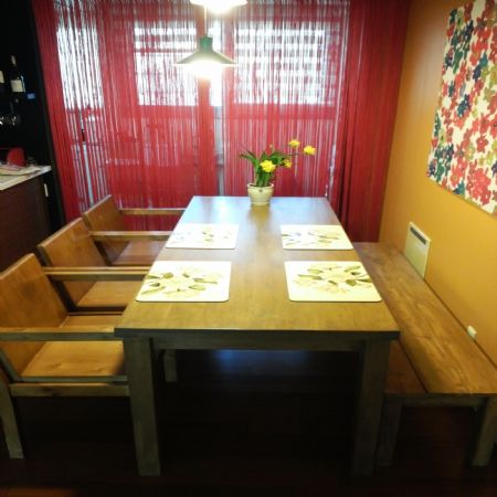 오리나무로 만든 식탁입니다.