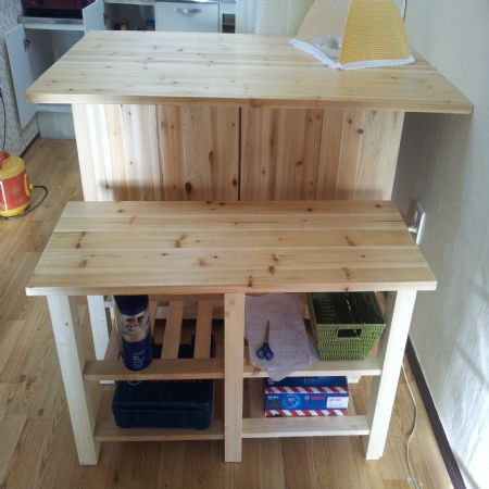 삼나무로 만든 아일랜드 식탁