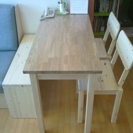 집성목으로 만든 4인용 식탁 세트