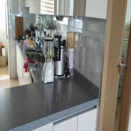 삼나무 집성목으로 만든 와인바