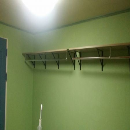 벽 한 면을 수납 공간으로 바꾼 선반