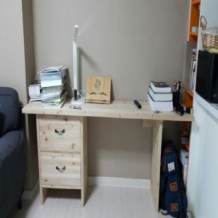 집성목으로 만든 서랍장 테이블