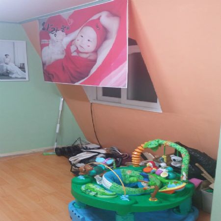 비스듬한 벽면에 설치한 DIY 수납장