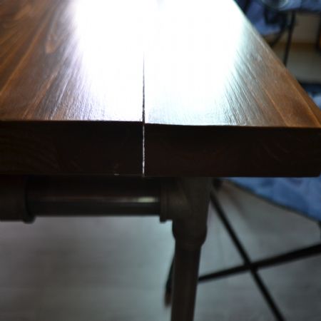 집성목으로 만든 테이블인데 갈라짐