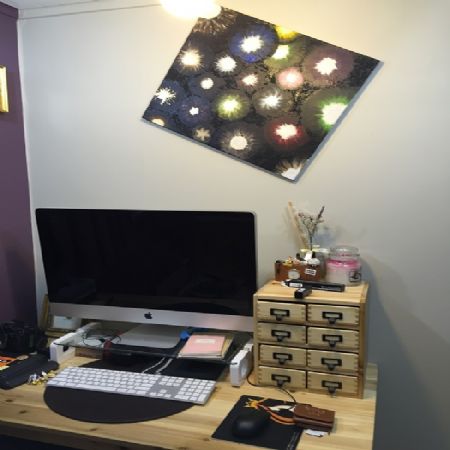 삼나무 집성목으로 만든 책상위 소품용 서랍장