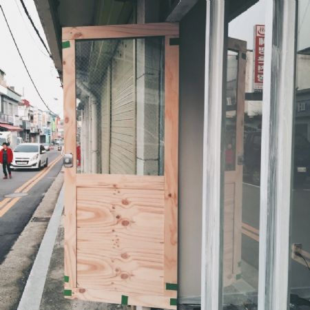 강화유리문을 망입유리 원목나무문으로 리폼하기