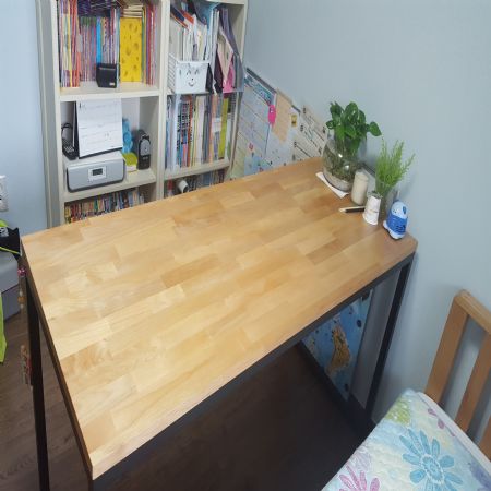 엘더 집성목 상판을 얹은 책상