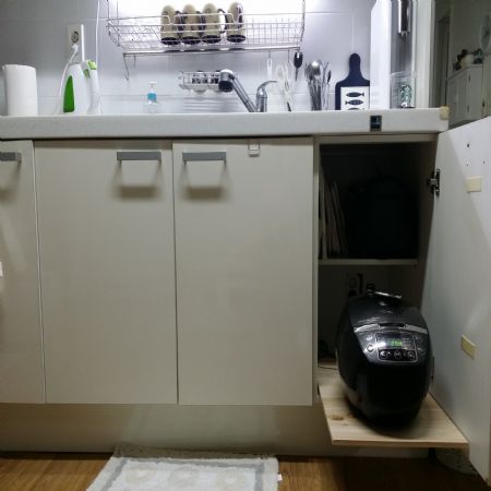 레일과 삼나무 판재로 밥통수납 해결ㅎ