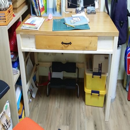 소나무로 만든 책상