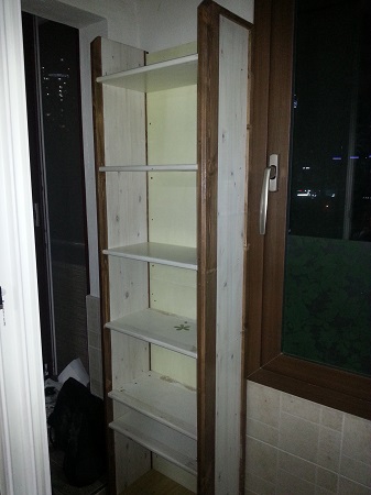 자투리 나무로 만든 잡동사니 수납장