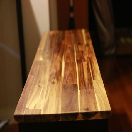 아카시아로 만든 식탁입니다