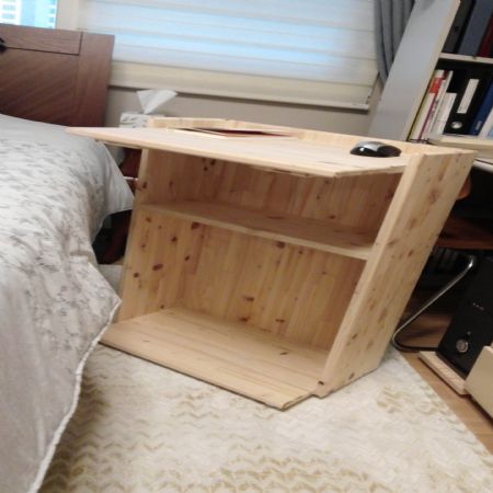 편백나무로 만든 침대용 협탁