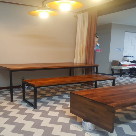 멀바우로 만든 식탁 및 테이블