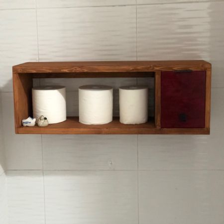 집성목으로 만든 화장실 선반겹 수납장.