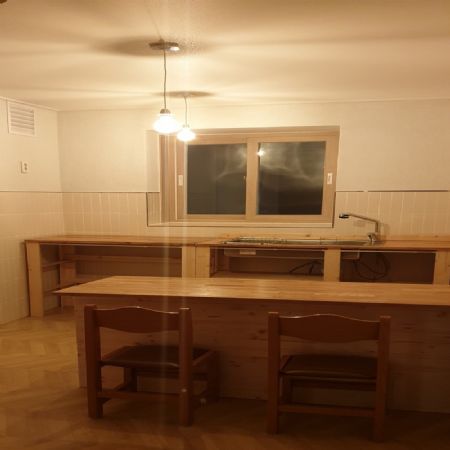 노출형 싱크대와 아일랜드 식탁