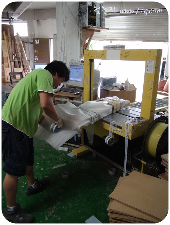 철천지 오픈 수납장 및 원목 방문짝 36mm 유광 코팅합판작업중