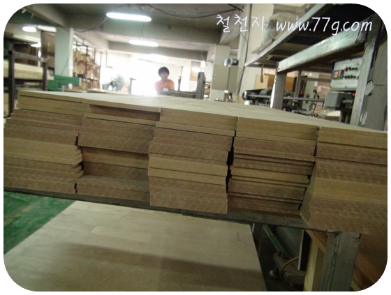 월요일 MDF,침대들, 물푸레나무,펜트하우스 창문 만들었습니다.