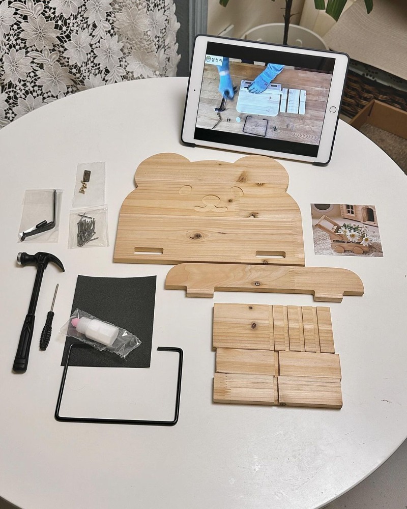 제품제공_+내+손으로+직접+만들어본다는+게+의미가+있는+거+같아요.+목공이라는+게+전문적으로+한다치면+많은+노력이+필요하겠지만간단한+소품을+전문가의+힘을+빌려+이렇게+간단하게나마+만들어볼+수+있어서+좋아요.+철천지목공은+간단한+소품들을+나무로+만들+수+있게+키트로+판매되고+있는데요.보호자가+같이한다면+아이들에게도+좋은+체험학습이+되고,+저같이+사부작러들에게는+쉽고+짧은 (4).jpg